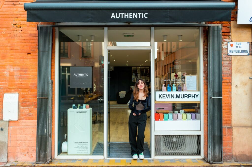 Marie maquilleuse, apprentie coiffure Salon Authentic St Cyprien